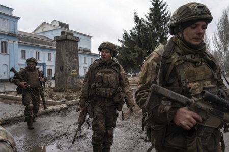 Ucraina este in continuare capabila sa realimenteze <span style='background:#EDF514'>TRUPE</span>le din Bakhmut, sustine armata