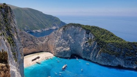 Cea mai populara plaja d<span style='background:#EDF514'>IN GRECIA</span> va fi inchisa din cauza alunecarilor de teren