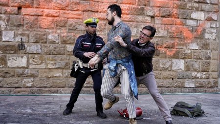 Ce naiba faci, barbarule?. Imagini cu <span style='background:#EDF514'>PRIMARUL</span> din Florenta sarind asupra unui activist care aruncase cu vopsea pe fatada Palazzo Vecchio