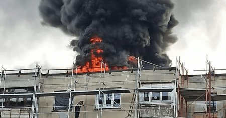 Incendiu puternic in Capitala. Terasa unui bloc in reabilitare a luat foc VIDEO