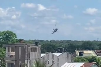 Momentul teribil in care un elicopter militar se prabuseste peste cartier rezidential, in Columbia. Patru oameni au murit