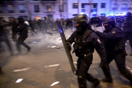 Violente in mai multe orase din Franta, dupa ce oamenii su iesit pe strazi sa protesteze impotriva noii legi a pensiilor