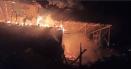 Incendiu la o fabrica de peleti din Arges. O hala de 200 de metri <span style='background:#EDF514'>PATRAT</span>i s-a facut scrum, cu tot cu utilaje VIDEO