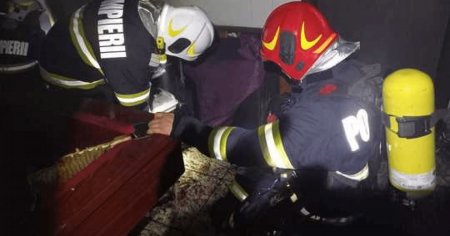 Incendiu intr-un bloc din Buzau. O batrana a murit, iar fiica ei s-a intoxicat cu monoxid de carbon