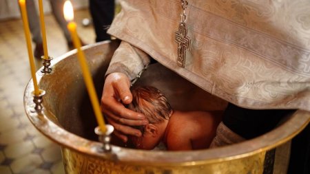 Fetita de opt luni botezata in apa cu acid, in biserica. <span style='background:#EDF514'>COPI</span>la a ajuns la spital de urgenta
