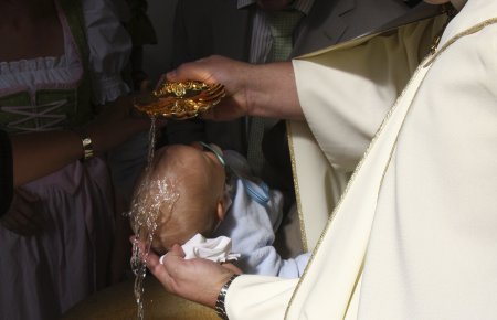 O fetita de 8 luni a fost botezata cu apa cu dezinfectant, intr-o biserica din Italia. Nasul copilei a simtit o arsura si a oprit ceremonia