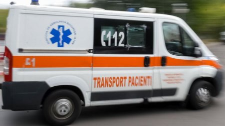 Un <span style='background:#EDF514'>COPI</span>l si un barbat au ajuns la spital, dupa ce masina in care se aflau s-a rasturnat la iesirea din Medias, Sibiu
