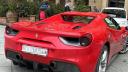 Turist american, amendat pentru ca a intrat cu masina Ferrari intr-o celebra piata din Florenta