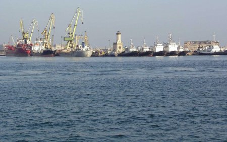 <span style='background:#EDF514'>INCENDIU</span> in Portul Constanta. Focul a izbucnit la un vas din zona de ancoraj