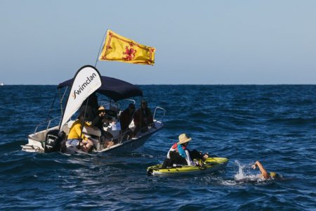 Record mondial: un scotian a inotat in apele pline cu rechini dintre insulele Noii Zeelande