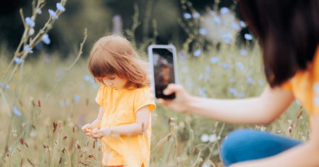 Țara care vrea sa interzica parintilor sa puna poze cu copii pe retelele sociale