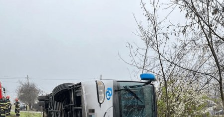 Un autocar s-a rasturnat in Ialomita. 11 persoane au fost <span style='background:#EDF514'>MONITOR</span>izate de echipajele medicale