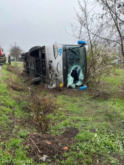 Autocar rasturnat la Rasi, judetul <span style='background:#EDF514'>IALOMITA</span>. 11 persoane au suferit atacuri de panica, patru au fost transportate la spital