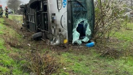 Accident teribil in <span style='background:#EDF514'>IALOMITA</span>! Un autocar plin cu pasageri s-a rasturnat in sant. 11 persoane au facut atacuri de panica