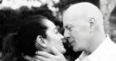 Imagini emotionante cu Bruce Willis sarutandu-si sotia, la aniversarea nuntii. Actorul lupta cu dementa