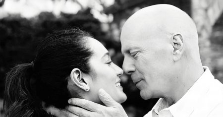 Imagini emotionante cu Bruce Willis sarutandu-si sotia, la aniversarea nuntii. Actorul lupta cu dementa