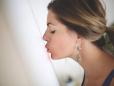 Arta sarutata. O femeie creeaza picturi inedite folosindu-si buzele rujate FOTO VIDEO