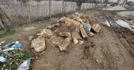 Scandalul sarcofagului distrus cu excavatorul in <span style='background:#EDF514'>CIMITIRUL</span> din Alba Iulia se extinde. Saparea gropilor, oprita