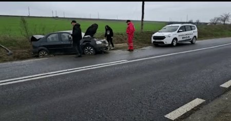 Doi jandarmi, martori la un accident in care o soferita s-a izbit cu masina intr-un val de pamant VIDEO