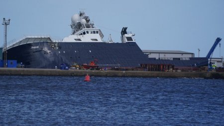 O nava de 3.000 de <span style='background:#EDF514'>TONE</span> s-a inclinat la 45 de grade in portul din Edinburgh. 25 persoane au fost ranite