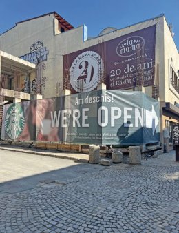 Centrul vechi revine in atentia turistilor straini si deci a operatorilor din HoReCa: Starbucks a redeschis cafeneaua de pe Li<span style='background:#EDF514'>PSCANI</span>