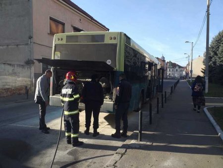 Un autobuz a luat foc in mers chiar in fata sediului pompierilor din Oradea. Calatorii s-au auto<span style='background:#EDF514'>EVACUAT</span>