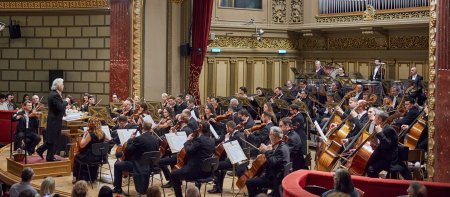 Orchestra Filarmonicii George Enescu” Botosani, spectacol memorabil in Dubai. <span style='background:#EDF514'>CATALIN BOTEZATU</span> a fost prezent la eveniment