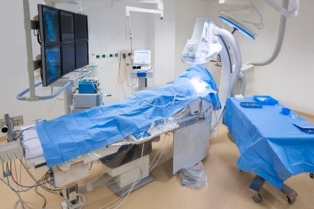Patru <span style='background:#EDF514'>ASISTENTI MEDICALI</span> si-au legat o colega de masa chirurgicala si au chinuit-o, ca sa-i arate cum se pozitioneaza pacientul pentru operatie, intr-un spital austriac