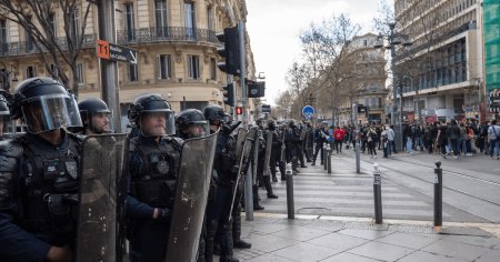 Franta este <span style='background:#EDF514'>BLOCAT</span>a de proteste si greve: 800.000 de manifestanti in toata tara. Violente in mai multe zone VIDEO