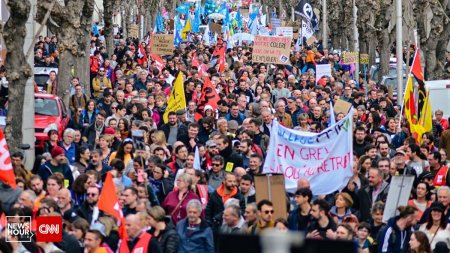Protestele din Franta s-ar putea prelungi timp de saptamani | Corespondent CNN: Nici Macron, nici protes<span style='background:#EDF514'>TATAR</span>ii nu cedeaza