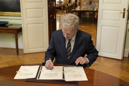 Legea privind aderarea Finlandei la NATO a fost semnata de presedintele Sauli Niinisto. Reactia Rusiei