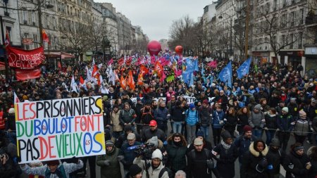 Tiberiu, student roman la Sorbona: Am avut nevoie de interventia jandarmilor pentru a intra in facultate | Confruntari si <span style='background:#EDF514'>VIOLENT</span>e la protestele din Paris