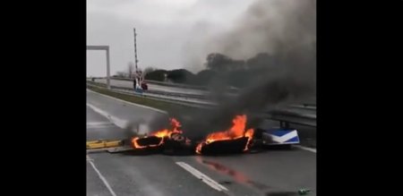 (VIDEO) Protest urias: Francezii dau foc si se bat cu politia