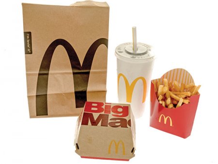 Analiza ZF. Big Mac Index, un indicator bun si pentru inflatie, nu doar pentru puterea de cumparare? Pretul unui sendvis Big Mac de la McDonald's a ajuns 12,3 lei la inceputul lui 2023, cu 16% mai mult decat in urma cu un an. Fata de ianuarie 2019, scumpirea e de 32%. Cati Big Mac poti cumpara dintr-un <span style='background:#EDF514'>SALARIU MEDIU</span> comparativ cu tarile din regiune?