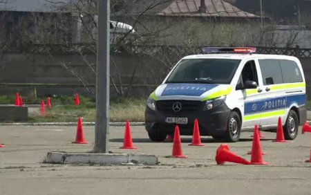 Elevii de liceu din Vaslui au asistat la o lectie de conducere defensiva intr-un poligon auto, alaturi de politisti