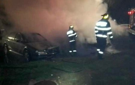 Trei masini au fost distruse de un foc pus intentionat, in Ramnicu Valcea. Totul s-a intamplat noaptea | FOTO