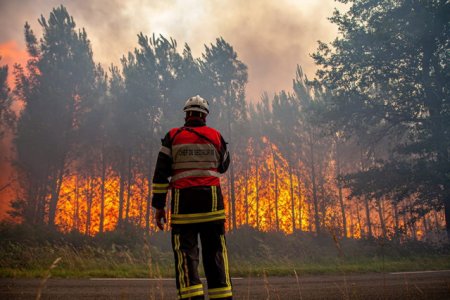 Mii de persoane au fost <span style='background:#EDF514'>EVACUAT</span>e dupa ce un incendiu masiv a cuprins estul Spaniei