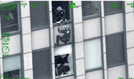 Politistul coboara in rapel pe un zgarie-nori pentru a aresta un urmarit FBI care ameninta ca va sari de la etajul 31, la New York