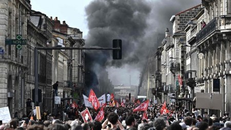 Regele Charles al Marii Britanii isi amana vizita in Franta, dupa ce manifestantii au incendiat primaria din Bordeaux