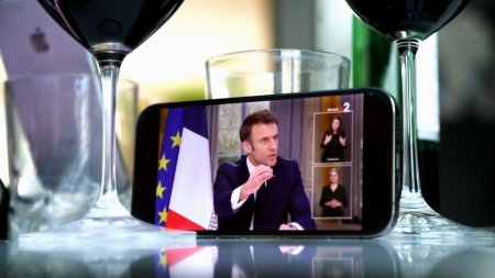 Uite-l, nu e! | Emmanuel Macron a facut la televiziune gestul care i-a scos din minti pe protes<span style='background:#EDF514'>TATAR</span>i