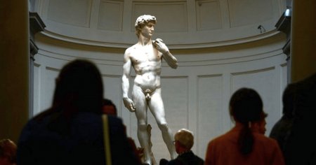 Directoare de scoala, fortata sa demisioneze dupa ce le-a prezentat elevilor statuia lui <span style='background:#EDF514'>DAVID</span>. E pornografica!