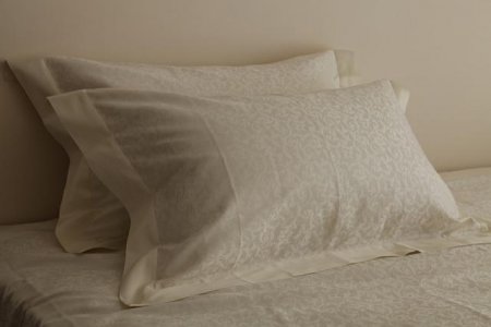 O asistenta a renuntat sa-si mai spele lenjeria de pat, pentru a economisi bani. Ce a urmat cand mama ei a aflat ce facea