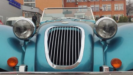 O <span style='background:#EDF514'>SOFERI</span>ta care iubeste masinile de epoca l-a adus pe Merlin la RAR | Il foloseste si in Bucuresti