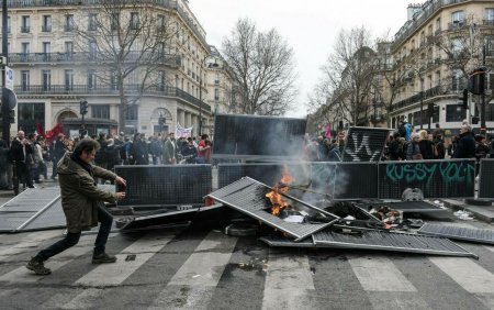 Franta, cuprinsa de anarhie. Sute de oameni au fost arestati in urma <span style='background:#EDF514'>PROTEST</span>elor violente. Oamenii legii, grav raniti