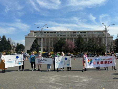 Protest in Piata Victoriei <span style='background:#EDF514'>IMPOTRIVA</span> propunerilor cultelor religioase de a schimba legea educatiei. Romania educata, nu discriminata