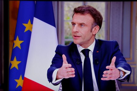 Emmanuel Macron, <span style='background:#EDF514'>CRITIC</span>at dupa ce si-a scos discret ceasul de lux in timpul unui interviu despre reforma pensiilor