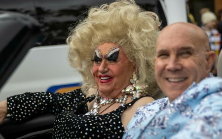 A murit legenda tra<span style='background:#EDF514'>VEST</span>i. Cel mai batran drag queen din lume s-a stins la varsta de 92 de ani | FOTO