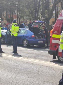 Grav accident in Brasov. O persoana a murit si alte cinci au fost ranite, dupa ce doua masini s-au ciocnit frontal