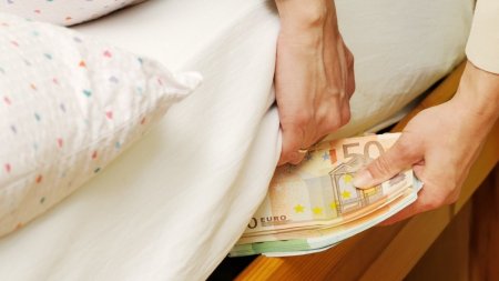 O sefa de spital din Ploiesti a ascuns banii obtinuti din spagi in lenjerii de pat si in carti. Ce au mai gasit procurorii la perchezitii