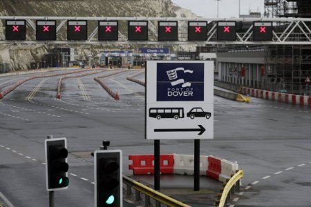 Marea Britanie: migrantii ar putea fi tinuti in baze militare sau pe feriboturi dezafectate